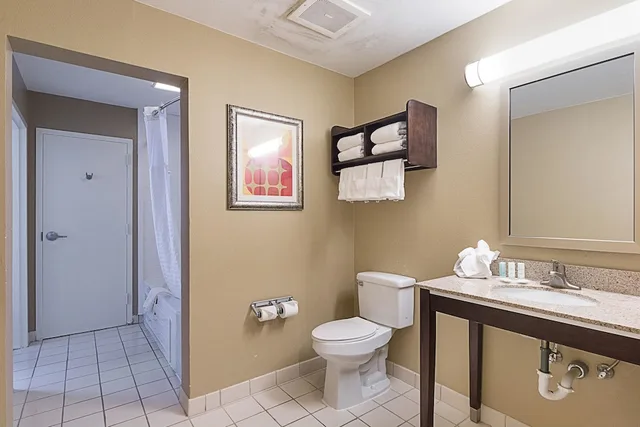 جناح بسريرين كوين مع أريكة بحوض جاكوزي لذوي الإعاقة، Comfort Suites Beachside 3/5