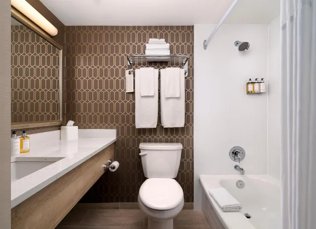 غرفة قياسية بسريرين كوين، Chateau Victoria Hotel And Suites 3/3