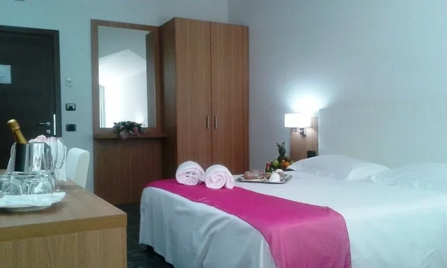 غرفة قياسية بسرير مزدوج وسرير فردي، Vea Resort Hotel 2/10