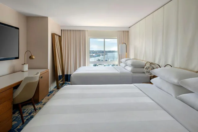 Room, Queen Bed, Water View، Newport Marriott Hotel and Spa 3/9