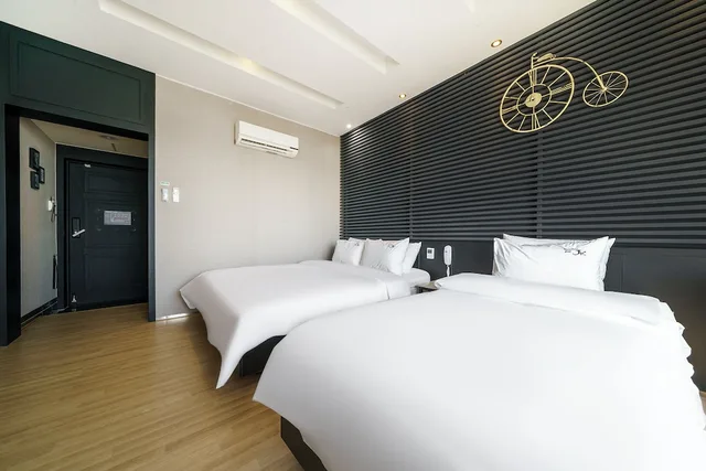 غرفة بسرير مزدوج وسرير فردي، Jk Hotel 4/10