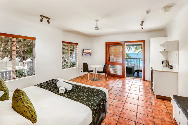 Studio, King Bed, Partial Beach View، Paradise on the Beach 1/6