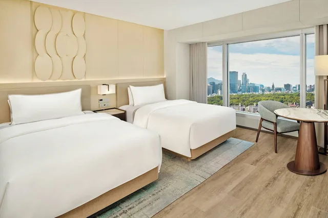 غرفة بسريرين مزدوجين مع دخول صالة النادي، The Westin Seoul Parnas 2/10