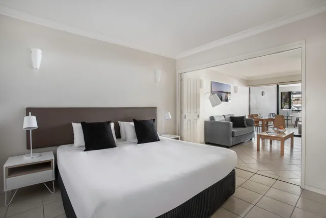 2 Bedrooms, Dual Key، Mantra Heritage Port Douglas 1/2