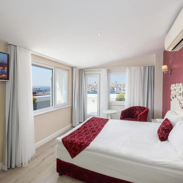 غرفة ديلوكس بسرير مزدوج بإطلالة على البحر بشرفة، DREAM BOSPHORUS HOTEL 1/6