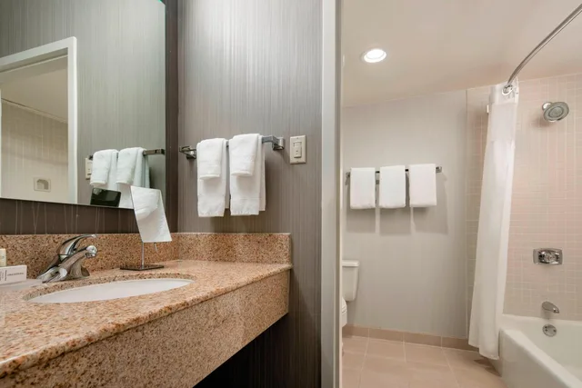 جناح بسرير كينج مع أريكة لذوي الإعاقة، Courtyard by Marriott San Francisco Airport 4/6