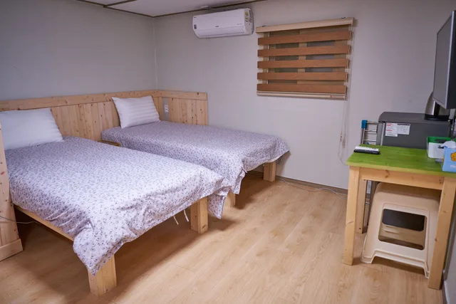 غرفة بسرير كوين، R Guesthouse 4/10