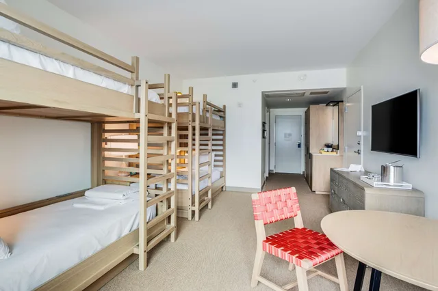 Room, King Bed, Bunk Bed, Gulf Front, Balcony، The Lodge At Gulf State Park A Hilton Hotel 8/10