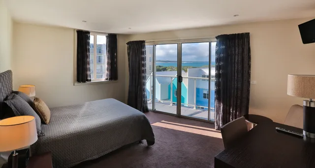 3 Bedrooms, Spa, Luxury, Apartment, 3 Queen Beds، Lady Bay Resort 1/8