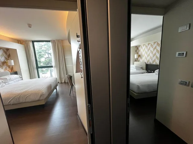 غرفة متصلة عائلية بسرير كينج وسريرين منفصلين، DoubleTree by Hilton Milan Malpensa 3/4