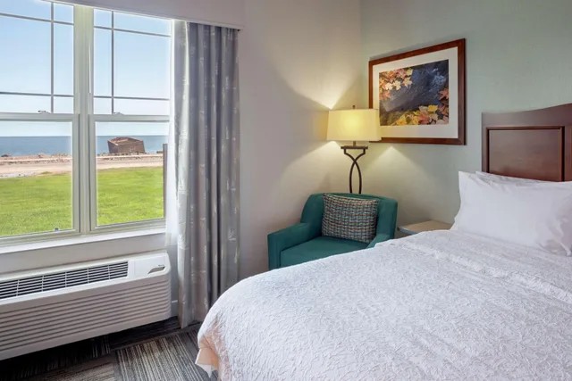 Room, King Bed, Partial View، Hampton Inn Duluth Canal Park 2/3