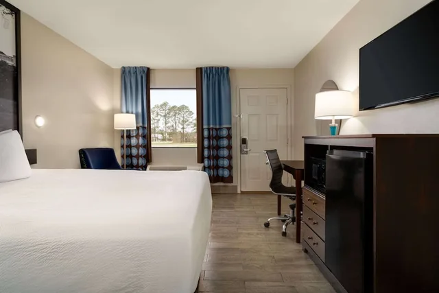 غرفة بسرير كينج لذوي الإعاقة، Super 8 By Wyndham Ocean Springs Biloxi 2/10