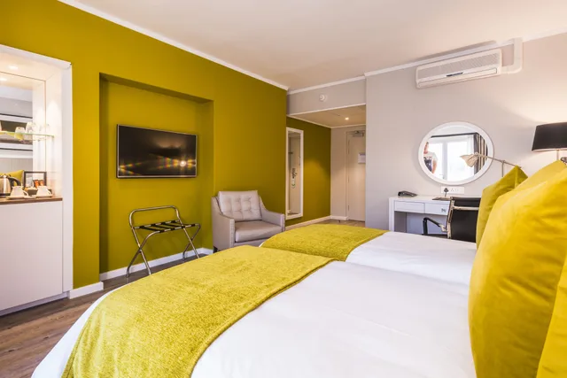 غرفة قياسية بسريرين منفصلين بشرفة، Simon's Town Quayside Hotel 5/7