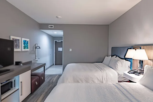 غرفة بسريرين كوين مع أريكة لذوي الإعاقة، Hampton Inn And Suites Dallas/Plano Central 1/5