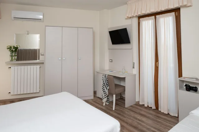 غرفة ثلاثية، Hotel Riviera 5/10