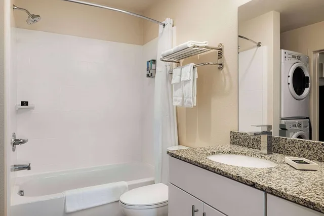جناح بسريرين كوين بشرفة بغرفتي نوم، WaterWalk Extended Stay by Wyndham Raleigh - RTP 8/8