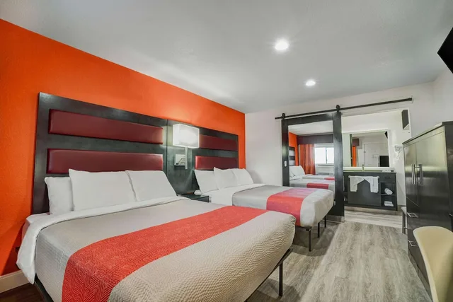 غرفة قياسية بسريرين كوين، Motel6 Bellville, OH - Mid-Ohio 2/6
