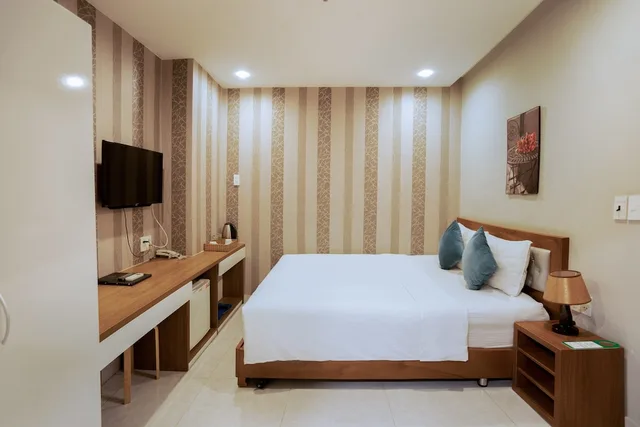Standard, Queen Bed, No Window، C'Lavie Hotel - Saigon Airport Hotel 3/6