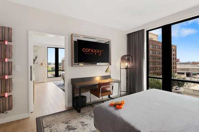 جناح بسرير كينج بإطلالة على المدينة، Canopy by Hilton Memphis Downtown 2/3