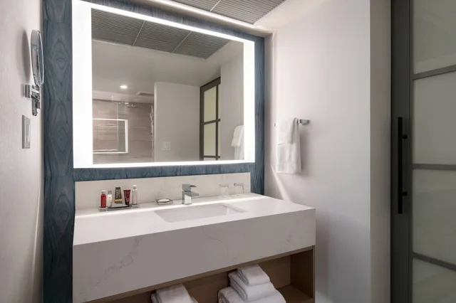 جناح جونيور بسرير كينج بإطلالة على المدينة مع أريكة، Vancouver Airport Marriott Hotel 9/10
