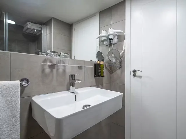 غرفة بسريرين منفصلين بإطلالة على المسبح بشرفة، Hotel Costa Malaga (Adults Recommended) by Pierre & Vacances 7/7