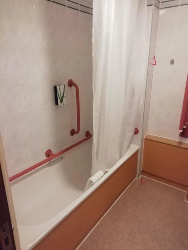 غرفة بسرير مزدوج لذوي الإعاقة، Purple Roomz 9/9