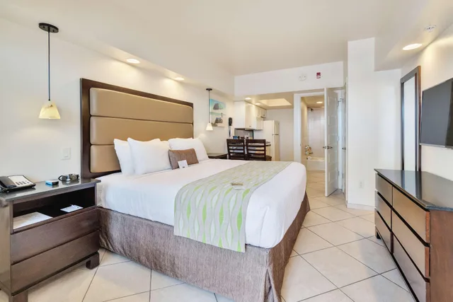 Room, King Bed, Pool Side, Kitchen, Ground Floor، Best Western Plus Beach Resort 3/6