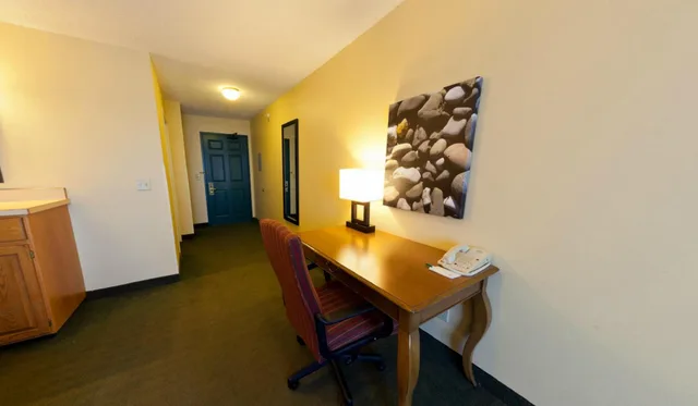 جناح بسرير كوين بغرفة نوم واحدة مع أريكة، Country Inn & Suites by Radisson, Salina, KS 5/5