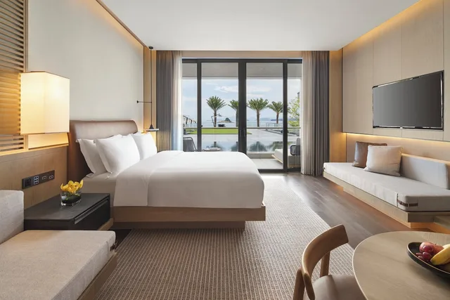 غرفة كلاسيكية بسرير كينج بإطلالة على البحر بشرفة مع دخول صالة النادي، Intercontinental Hotels Shenzhen Dameisha Resort 3/6