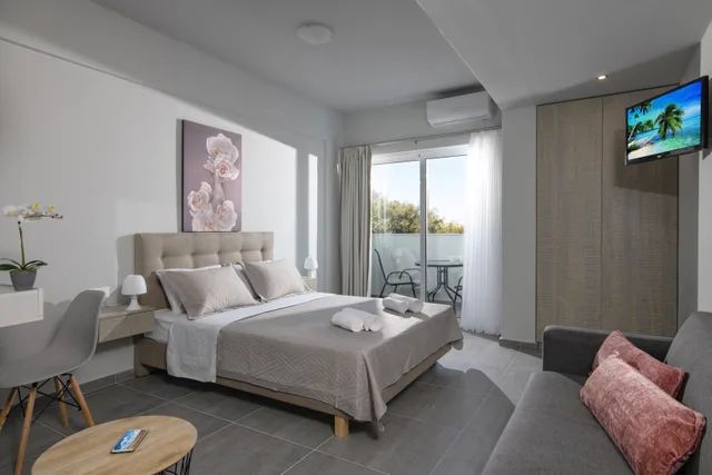 غرفة ثلاثية، Golden Sunlight hotel 1/5