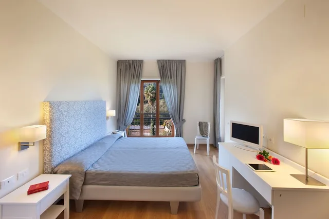 غرفة بسرير مزدوج أو سريرين منفصلين بإطلالة على الحديقة، Hotel Regina Sorrento 6/10