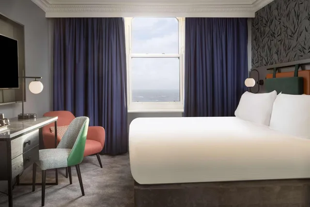 جناح بسرير كينج بإطلالة على البحر بغرفة نوم واحدة مع أريكة، Doubletree By Hilton Brighton Metropole 2/3