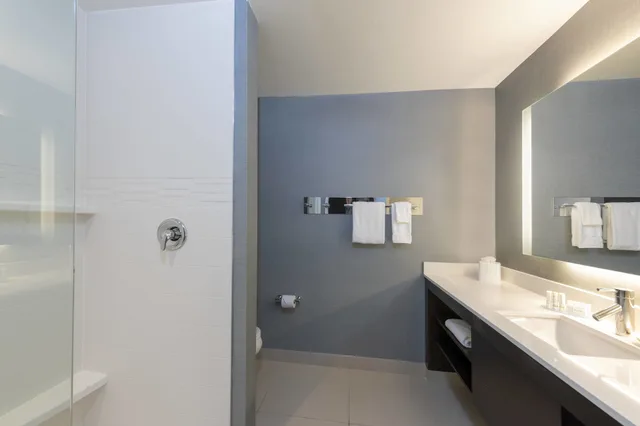 جناح بسرير كينج بغرفة نوم واحدة مع أريكة، RESIDENCE INN AKRON SOUTH/GREEN 6/6