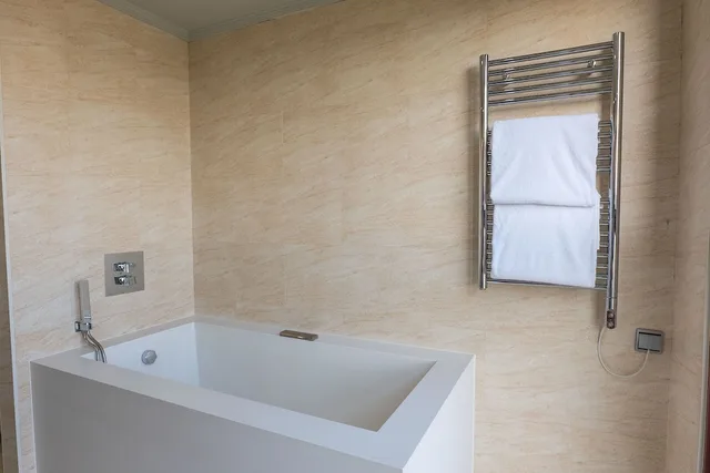 جناح بسرير كينج بشرفة، Silken Amara Plaza 6/7