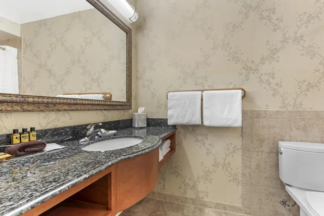 غرفة قياسية بسريرين كينج بإطلالة على الجبل، Best Western Plus Silver Saddle Inn 6/7