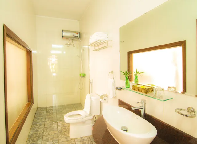 جناح عائلي بسرير كوين وسريرين منفصلين بإطلالة على المسبح بغرفتي نوم، Phong Nha Lake House 10/10