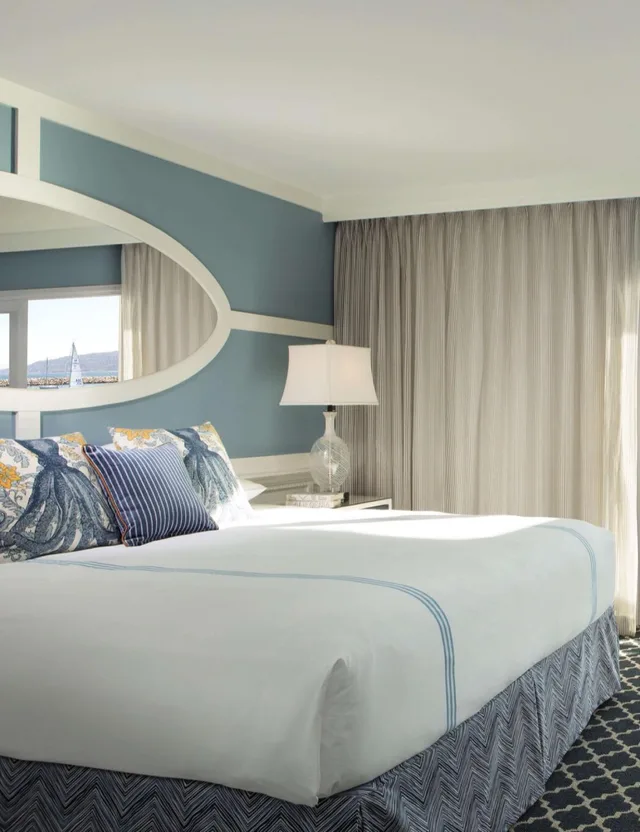 Ocean, Guest Room, King Bed, Jetted Tub، Portofino Hotel And Marina 1/1