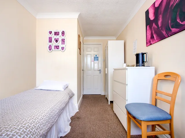 Standard Single Room - Shared، OYO The Longlands Hotel 3/7