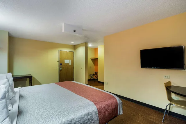 غرفة بسرير كوين، Motel6 Libertyville, IL 5/10