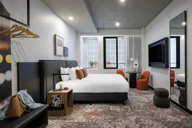 Comfy, King Bed, Accessible، Veriu Queen Victoria Market 2/3