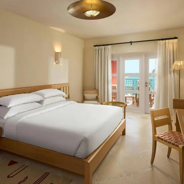 غرفة بسرير كينج بإطلالة جزئية على البحر، Sheraton Miramar Resort El Gouna 2/10
