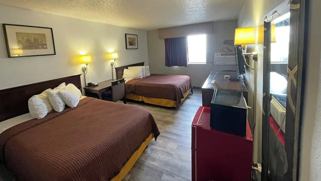 غرفة بسريرين مزدوجين، Magnuson Hotel Fort Wayne North Coliseum 9/10