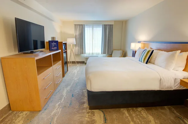Room, King Bed, No Balcony، Guy Harvey Resort St. Augustine Beach 2/3