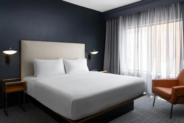 جناح بسريرين مزدوجين بإطلالة على الفناء بغرفة نوم واحدة بغرفتين مع أريكة، Courtyard by Marriott Birmingham Hoover 1/5