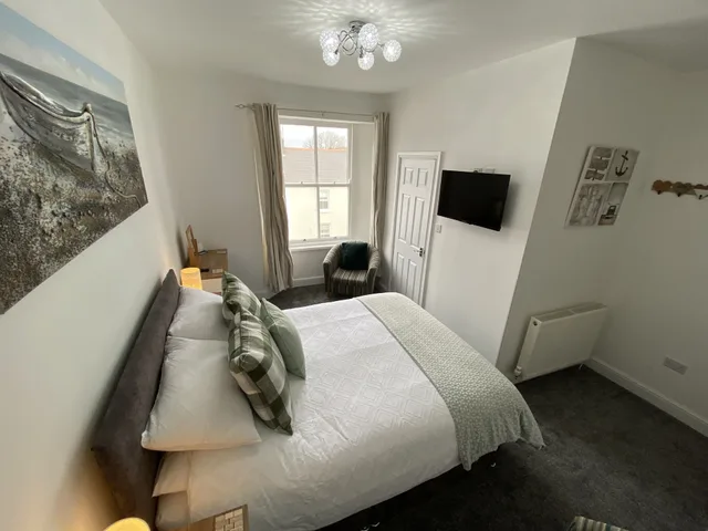 Deluxe, King Bed, Coach Guest House 1/7