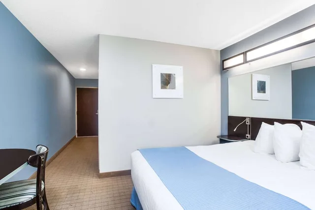 Suite, Queen Bed, Microtel Inn & Suites by Wyndham Bath 1/2