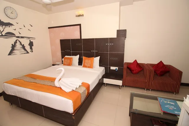 Premium, Queen Bed, Hotel Meera 4/9