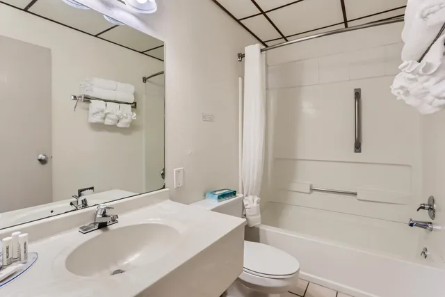 جناح بسريرين كوين مع أريكة، Baymont by Wyndham Loveland/Fort Collins Area 1/2
