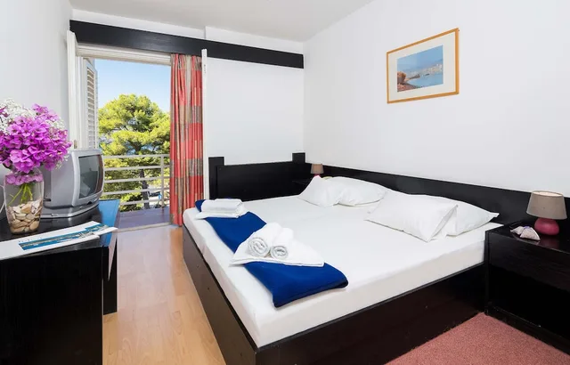 Standard, Double or Twin Bed, Side Sea View, Balcony، Adriatiq Hotel Hvar 1/6