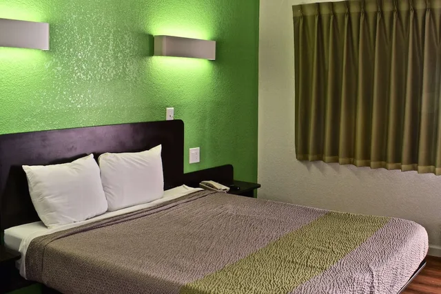 غرفة قياسية بسرير كوين لذوي الإعاقة، Motel6 Barstow, CA 6/10